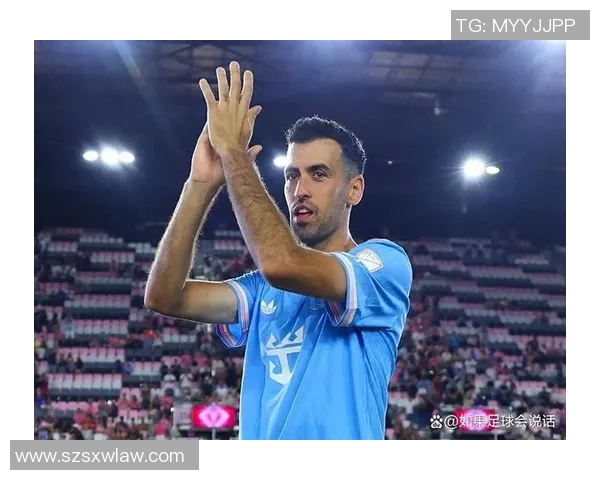 个矮的足球明星如何用技术和智慧征服绿茵场成为球迷心中的传奇人物